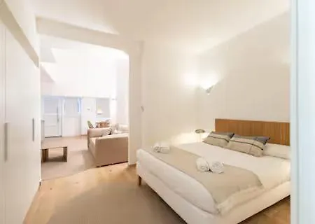 Mac Mahon E Apartment