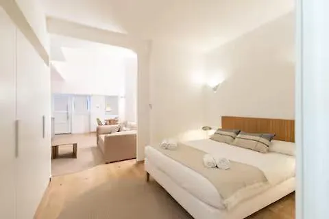 Mac Mahon E Apartment